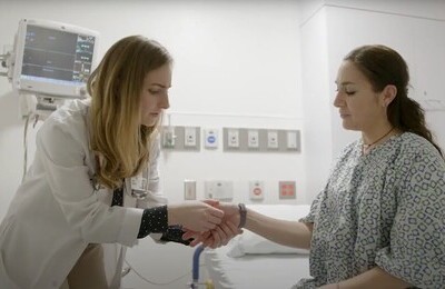 Кодирование Аквилонг в Баймаке Врач держит пациентку за руку