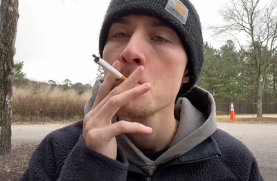 Лечение зависимости от табакокурения в Баймаке Мужчина с сигаретой делает затяжку